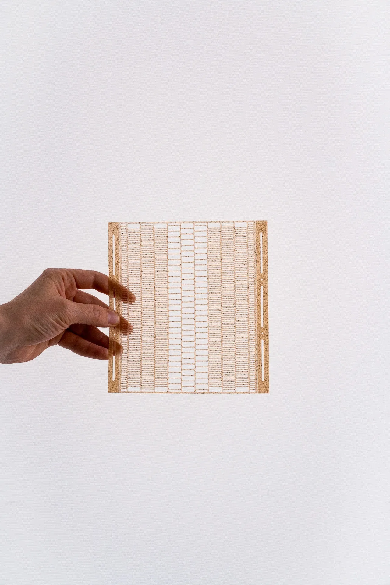 Main tenant une trame végétale imprimée en 3D pour FILÆ