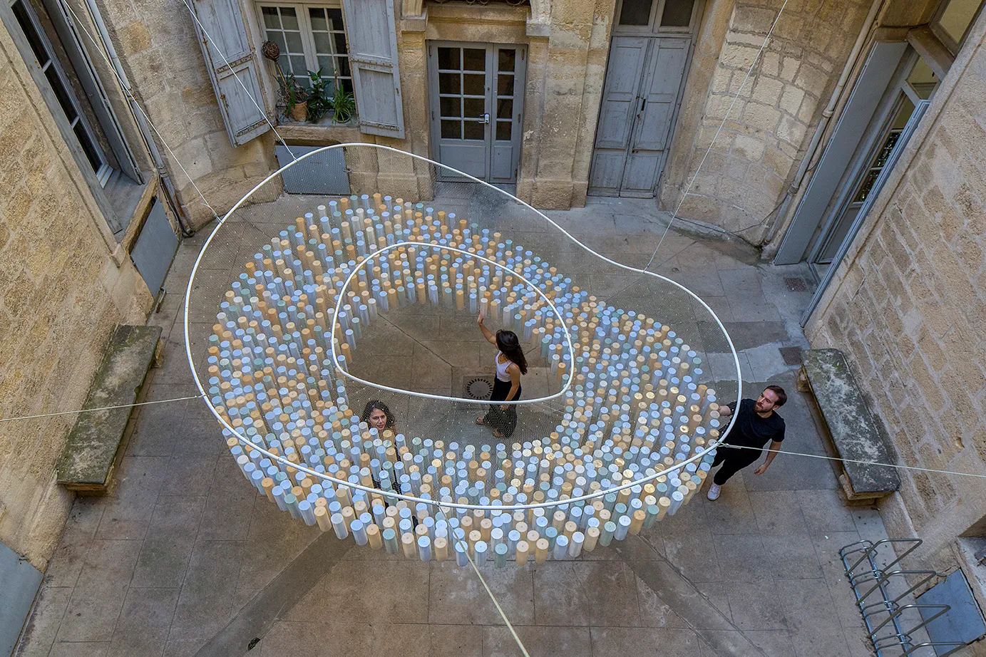 Vue aérienne de la spirale formée par les modules suspendus de RHUBARB