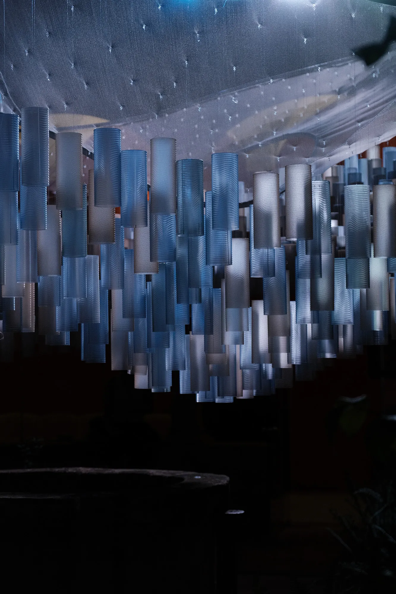 Détail nocturne des modules RHUBARB révélés par la lumière