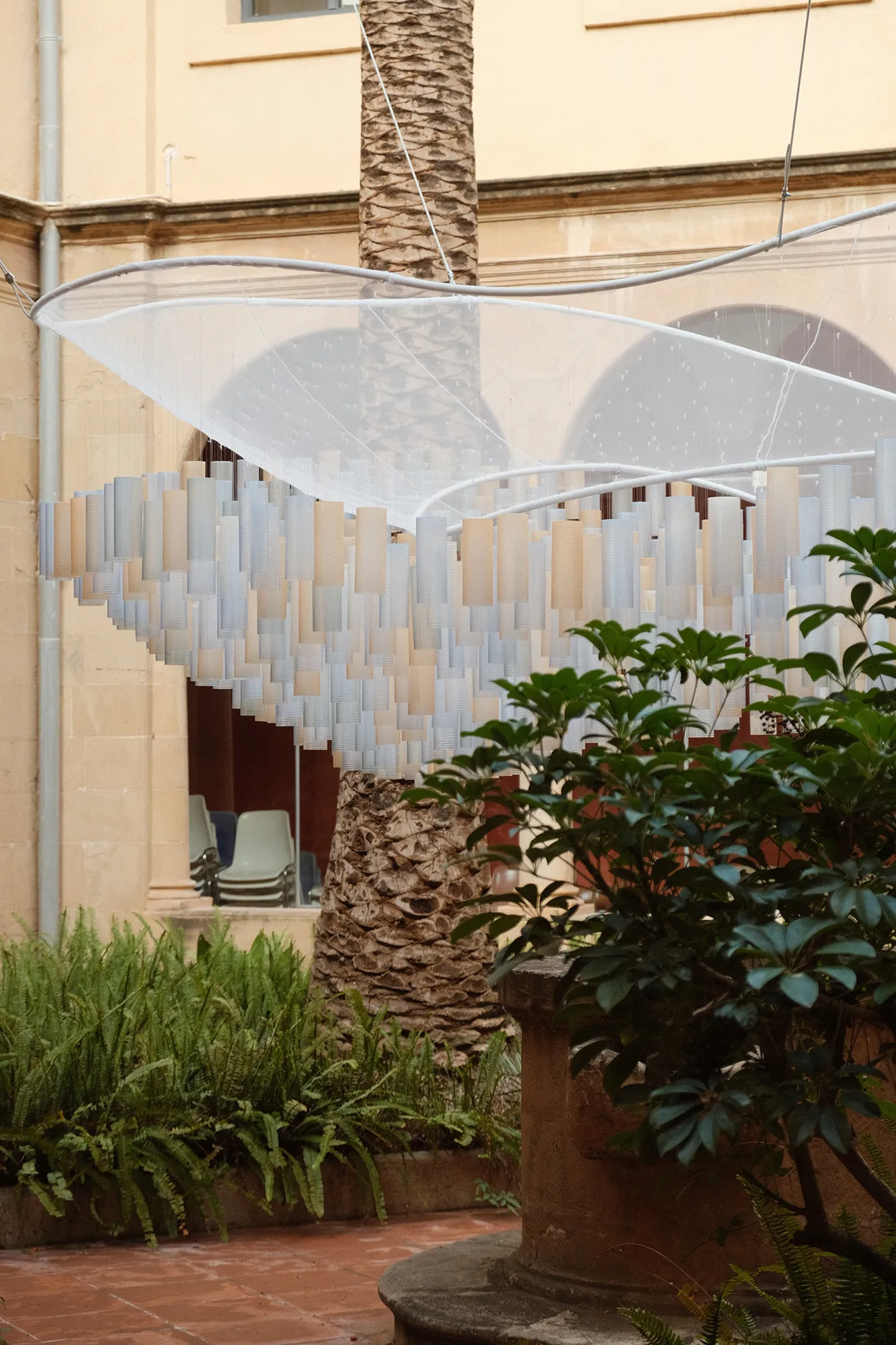 Vue verticale des nombreux modules de RHUBARB suspendus au-dessus d’un visiteur