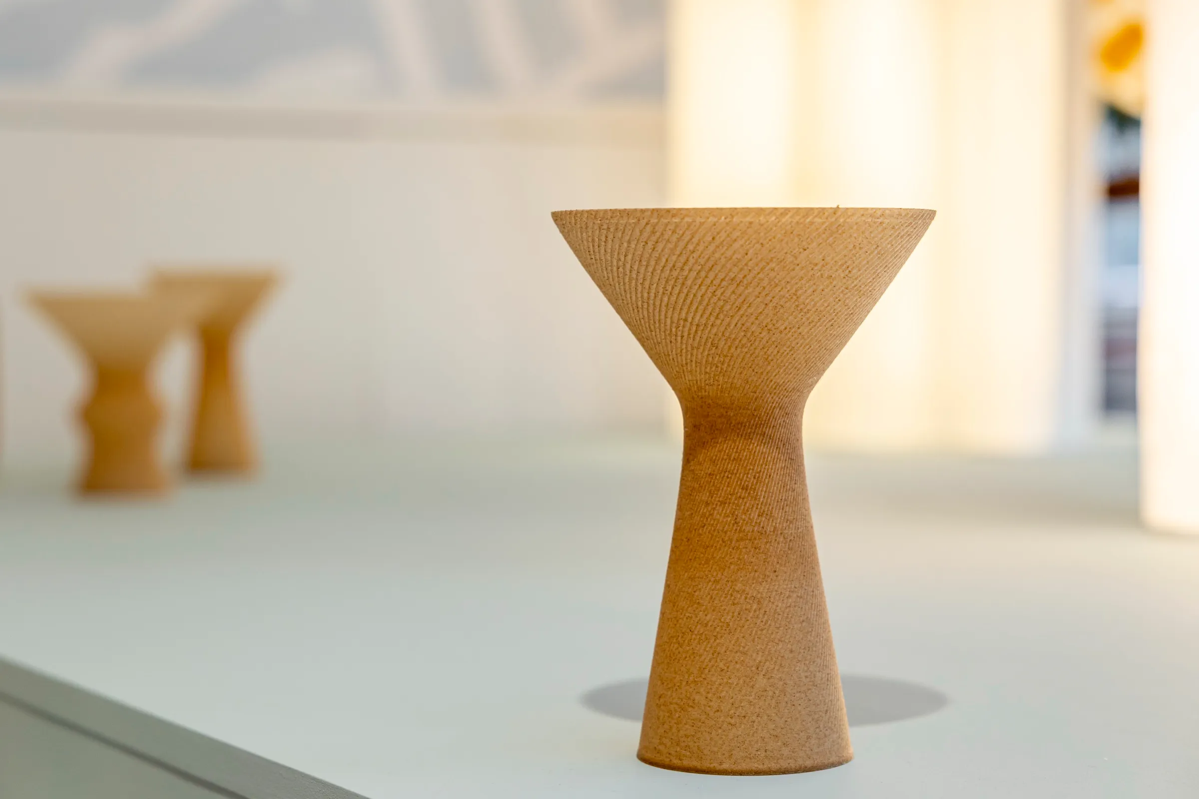 Vase sculptural Terres fertiles photographié seul sur fond clair