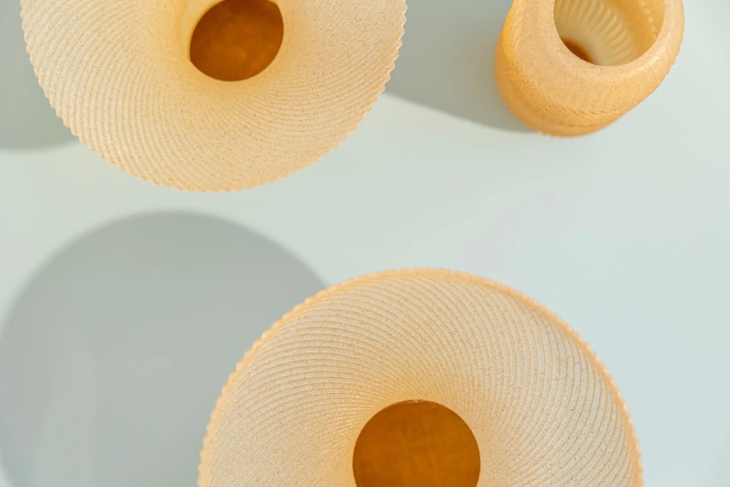 Vue plongeante sur les ouvertures de plusieurs vases Terres fertiles