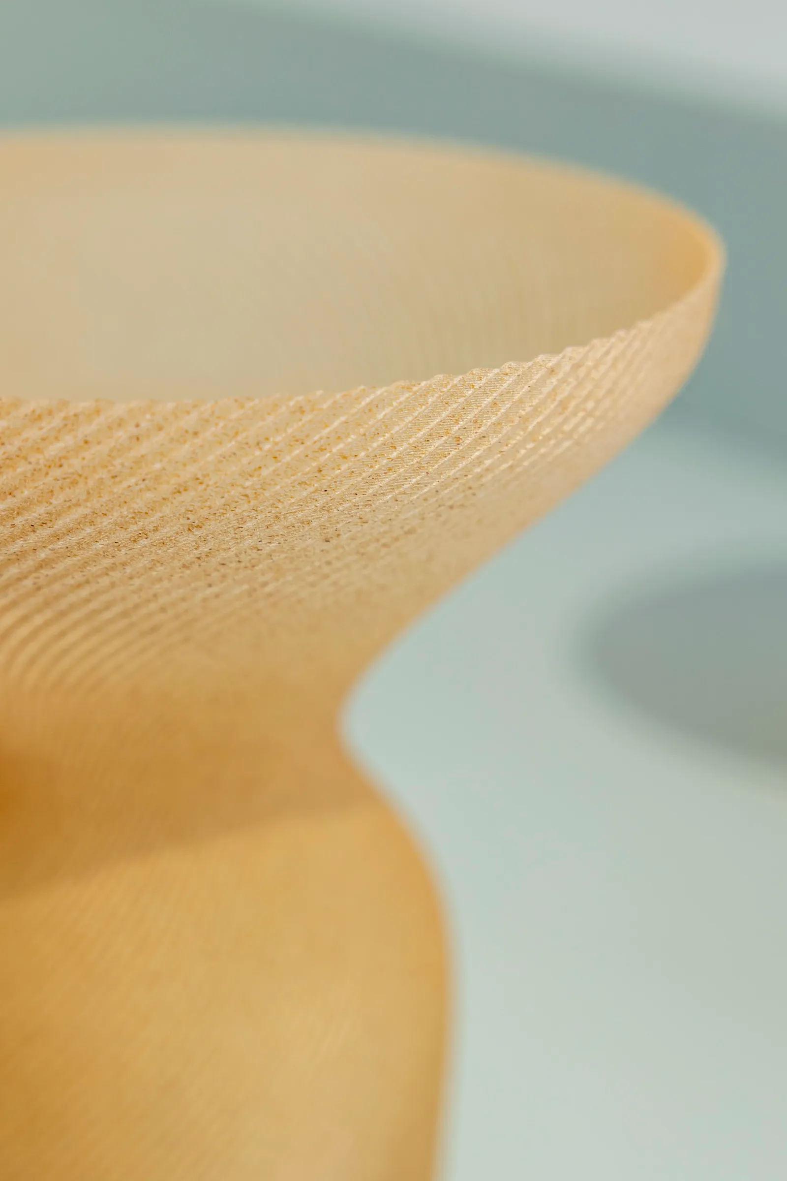 Profil rapproché du bord et des strates d’un vase Terres fertiles