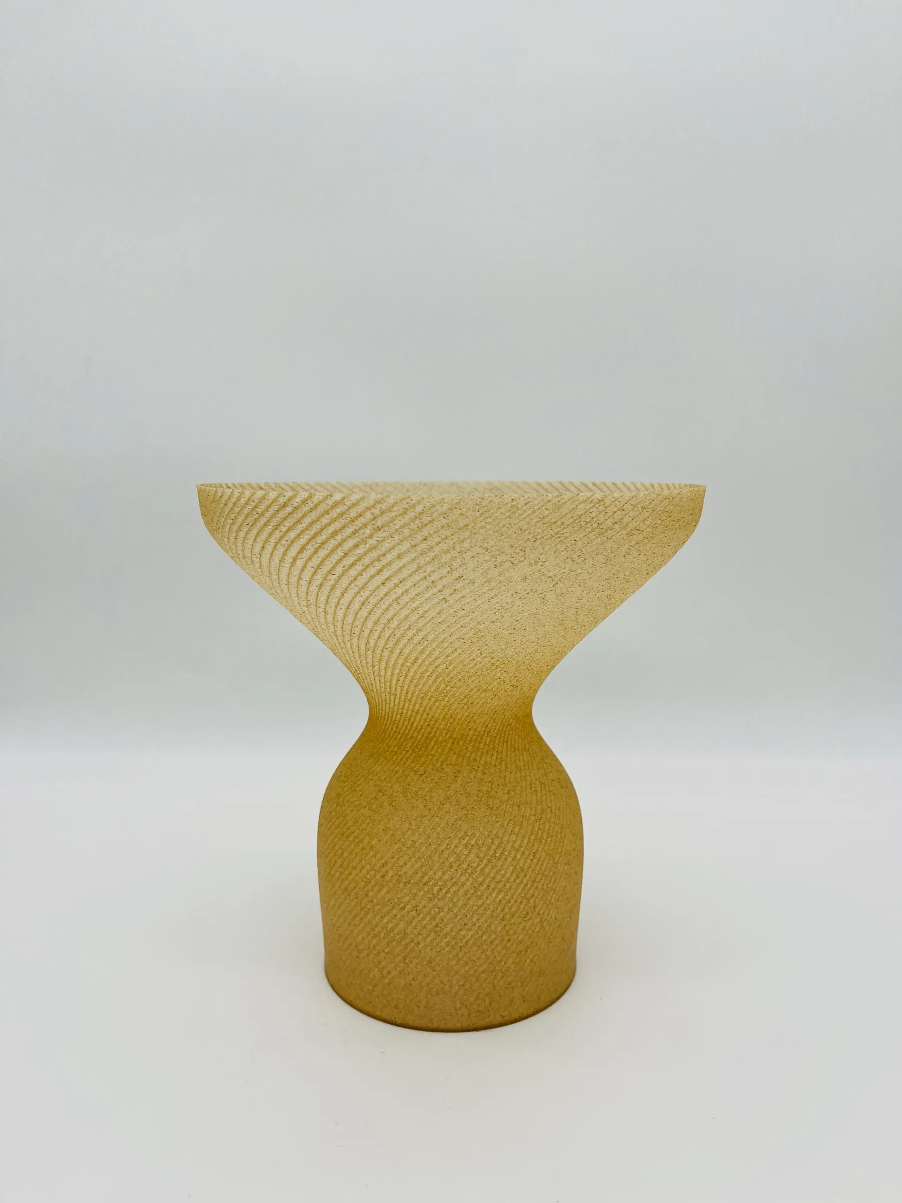 Vase Terres fertiles aux courbes douces photographié de face