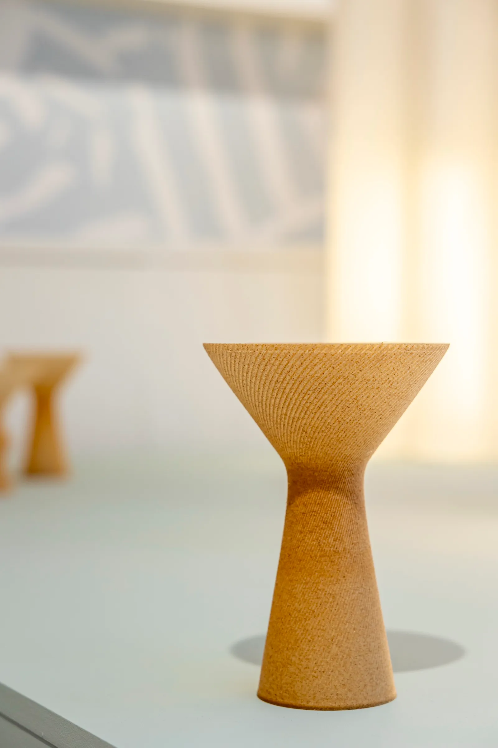 Vase Terres fertiles à la silhouette organique sur fond neutre
