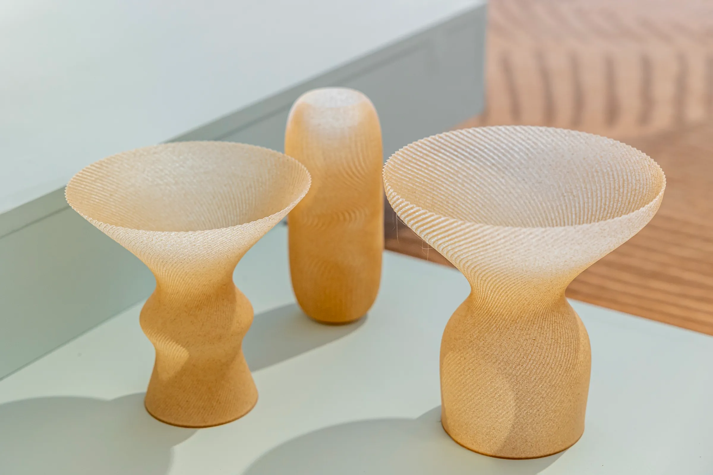 Groupe de vases Terres fertiles disposés comme un paysage sculptural