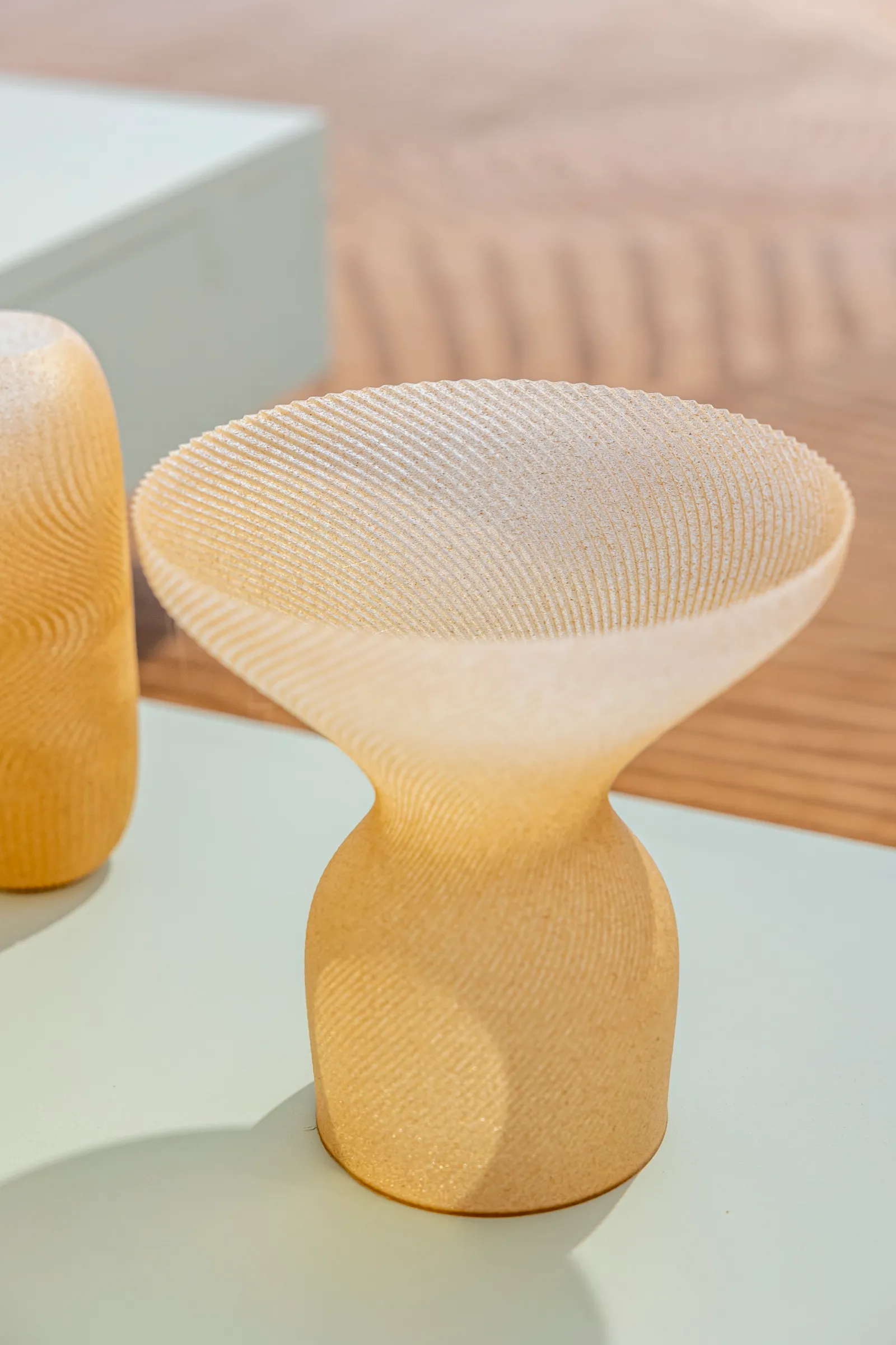 Vue rapprochée d’un groupe de vases aux nuances naturelles