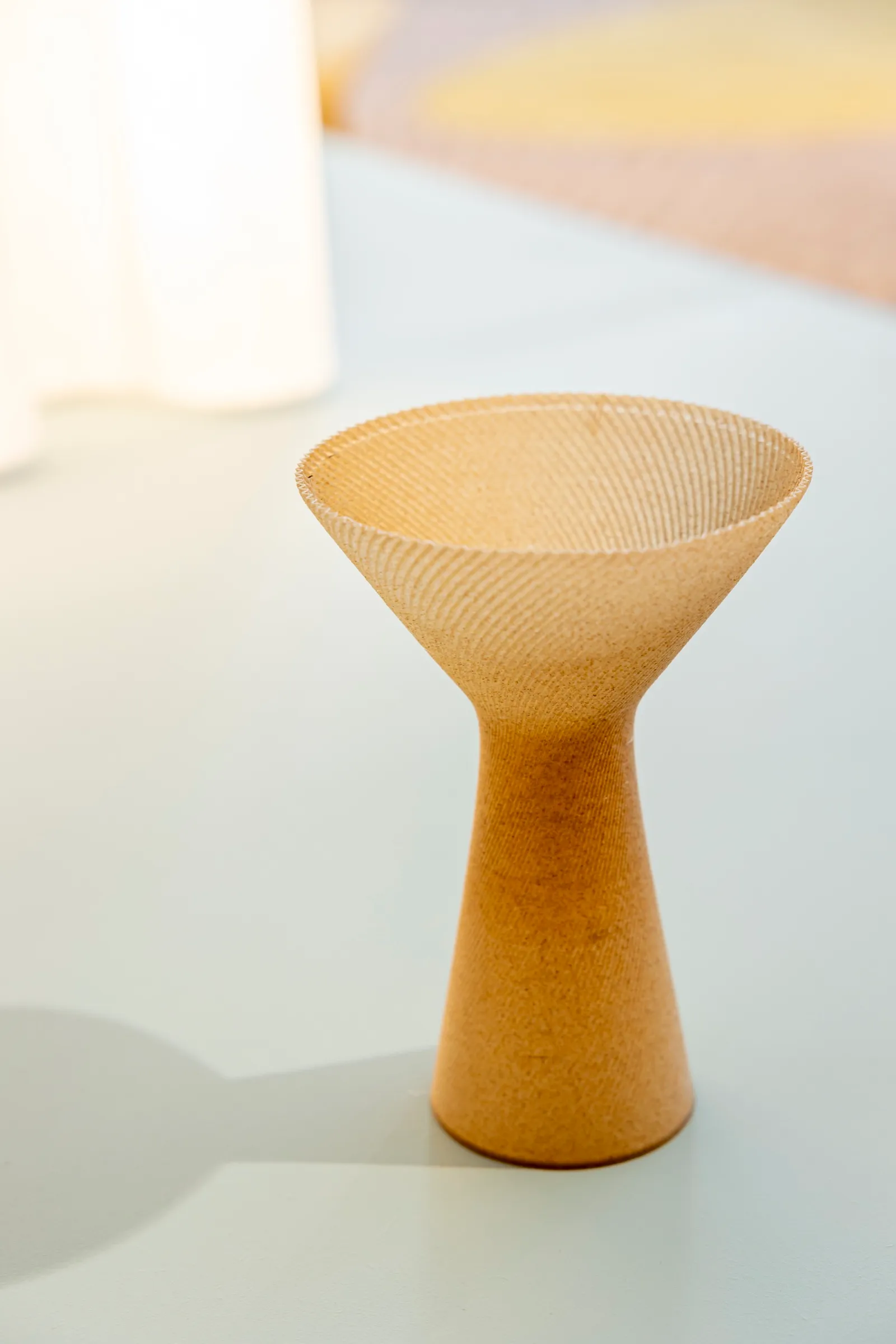 Vase Terres fertiles aux volumes équilibrés et aux strates visibles